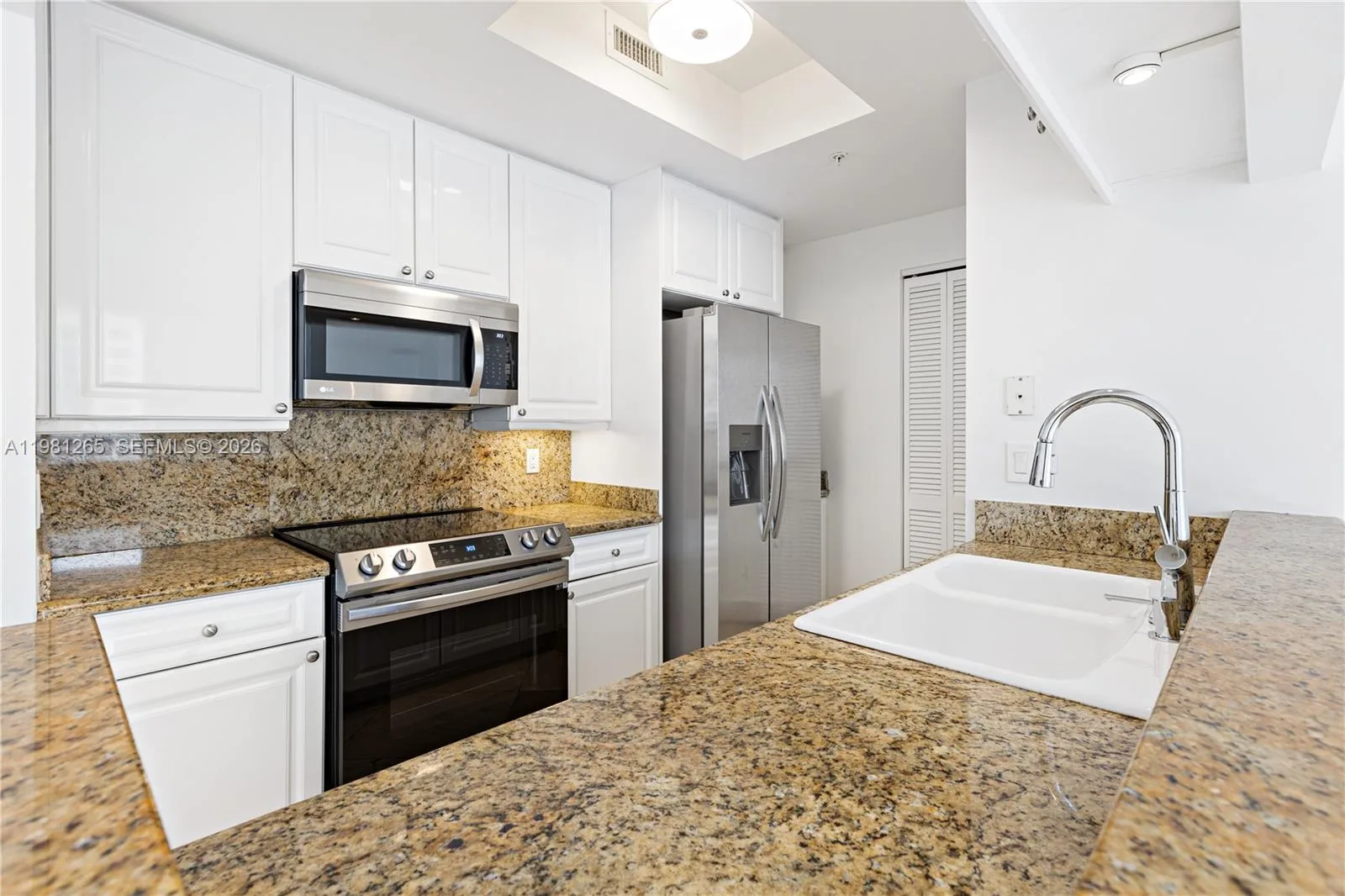 848 BRICKELL KEY DR # 903, Miami, FL 33131 photo 11