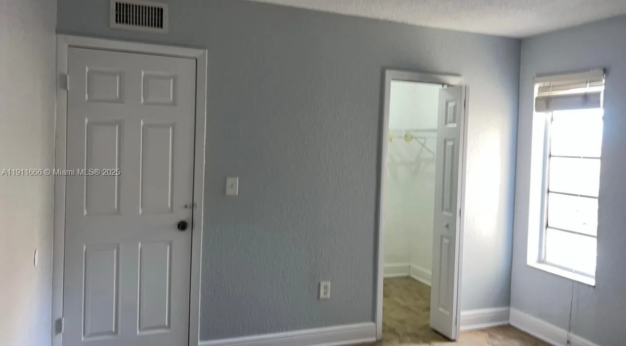575 W 69th St # 208, Hialeah, FL 33014