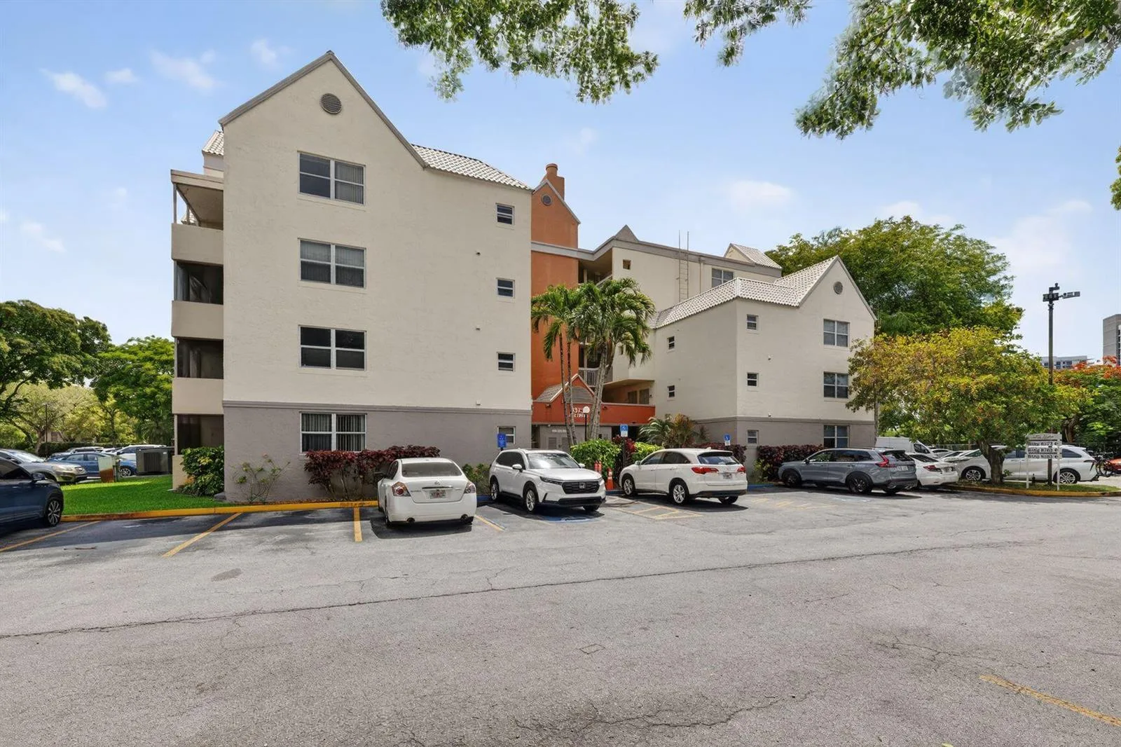 8373 Lake Drive # Apt 307, Doral, FL 33166