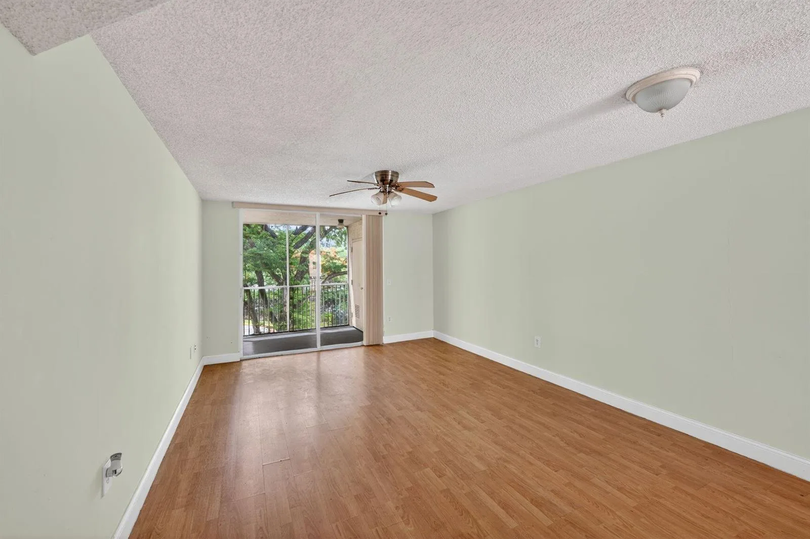 8373 Lake Drive # Apt 307, Doral, FL 33166 photo 3