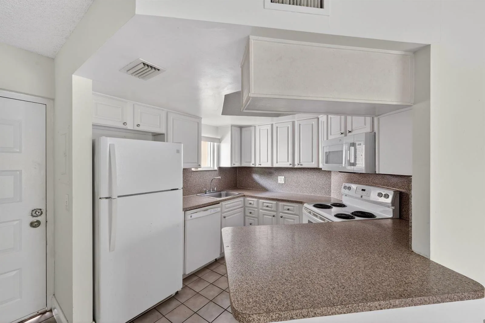 8373 Lake Drive # Apt 307, Doral, FL 33166 photo 4