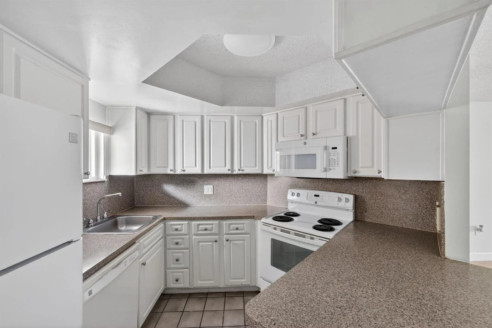 8373 Lake Drive # Apt 307, Doral, FL 33166 photo 5