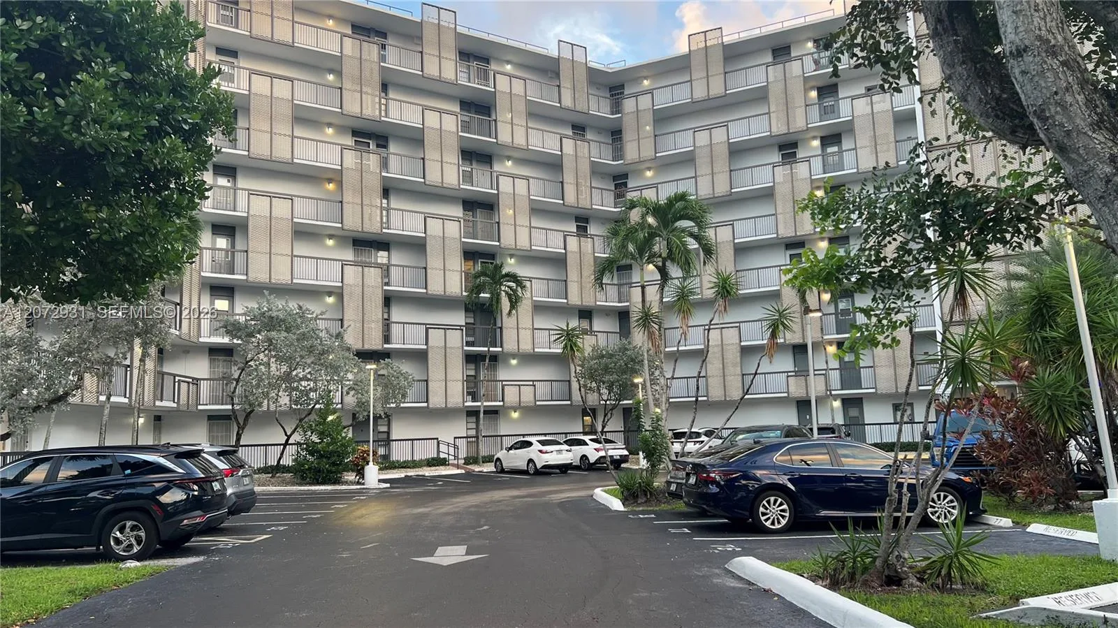 20500 W Country Club Dr # 117, Aventura, FL 33180