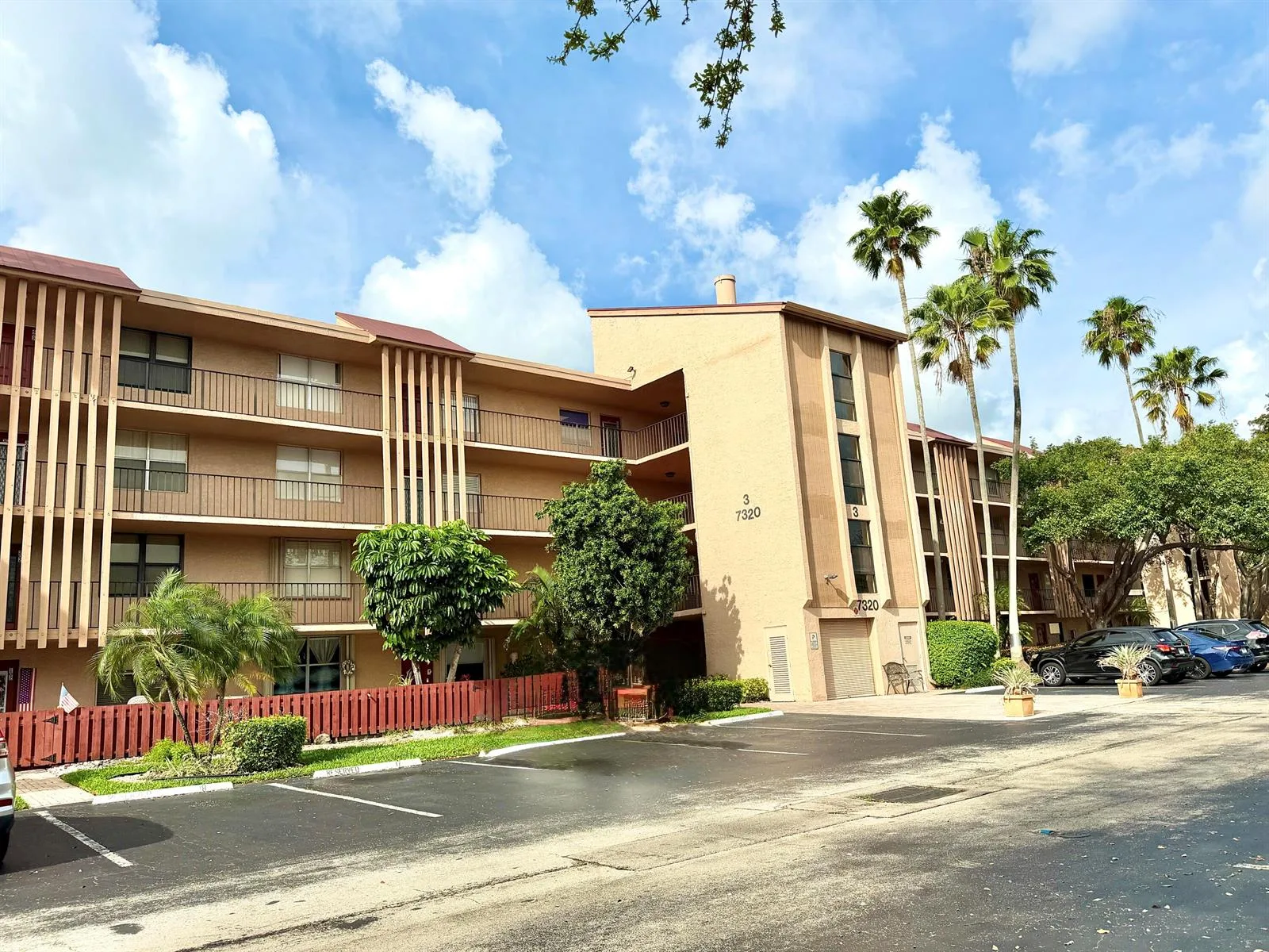 7320 Lake Cir Drive # 204, Margate, FL 33063