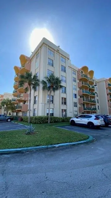 9360 Fontainebleau Blvd # 611, Miami, FL 33172