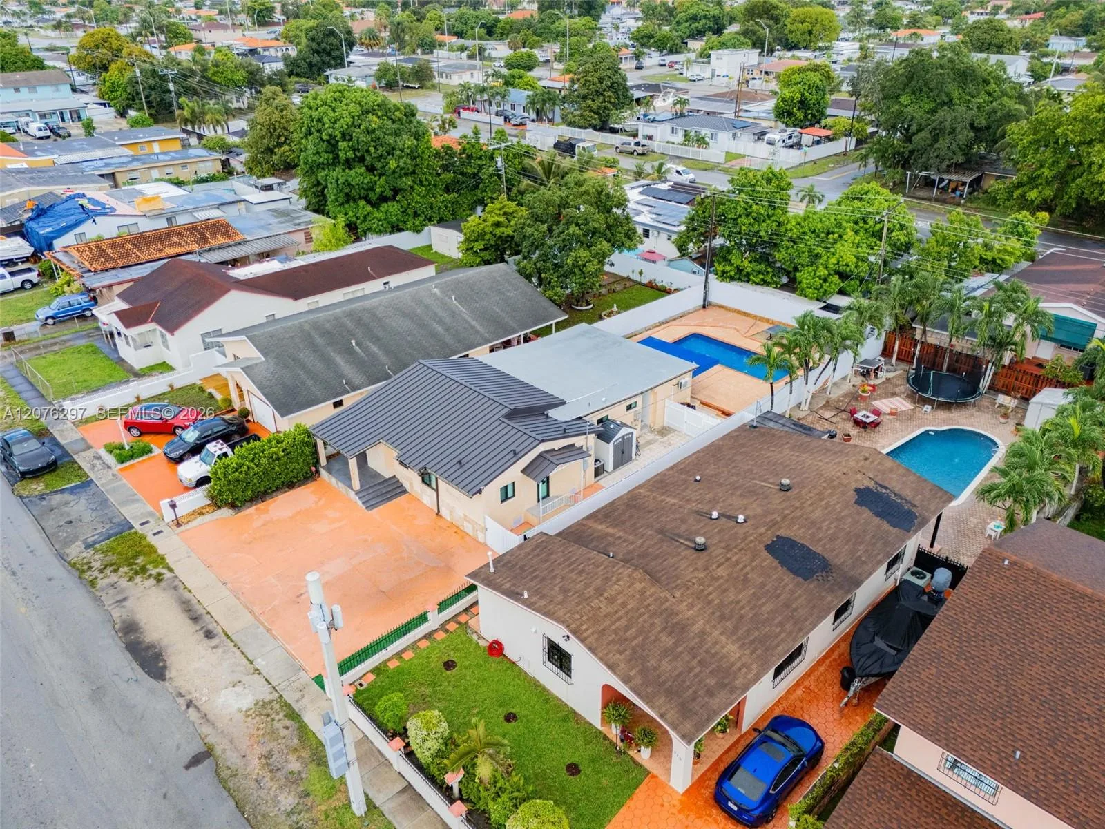 233 W 39th Pl, Hialeah, FL 33012 photo 3