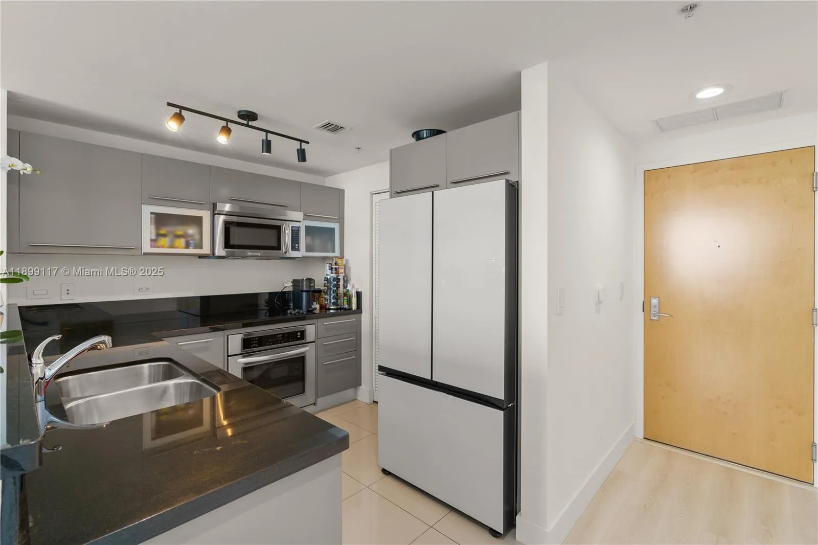 253 NE 2nd St # 2003, Miami, FL 33132 photo 6
