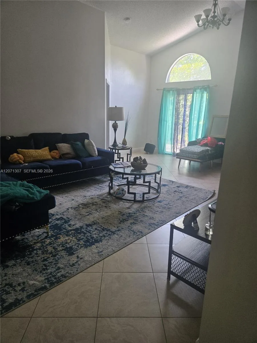 818 E Palm Run Dr, North Lauderdale, FL 33068