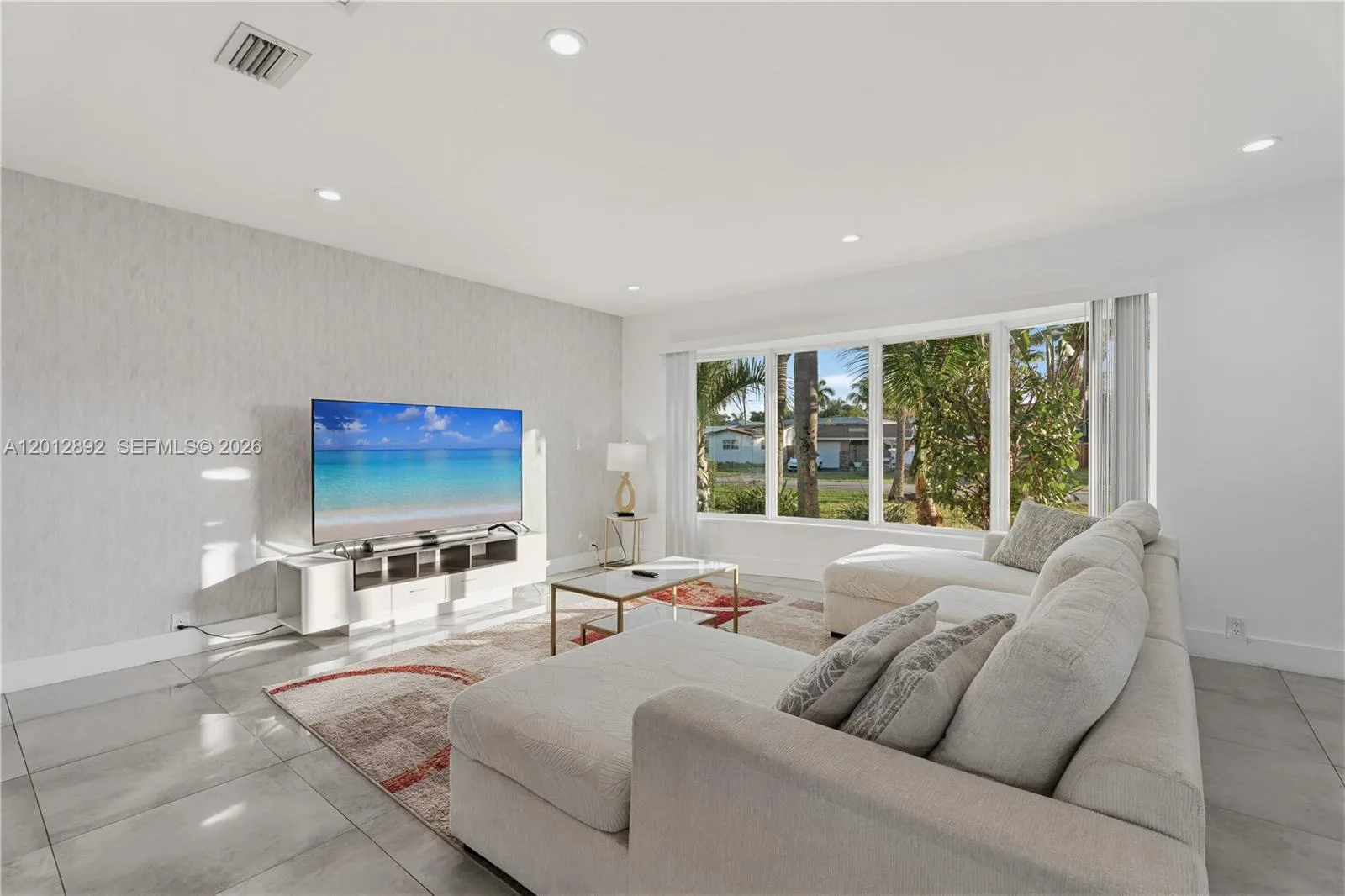 632 S Crescent Dr, Hollywood, FL 33021 photo 2