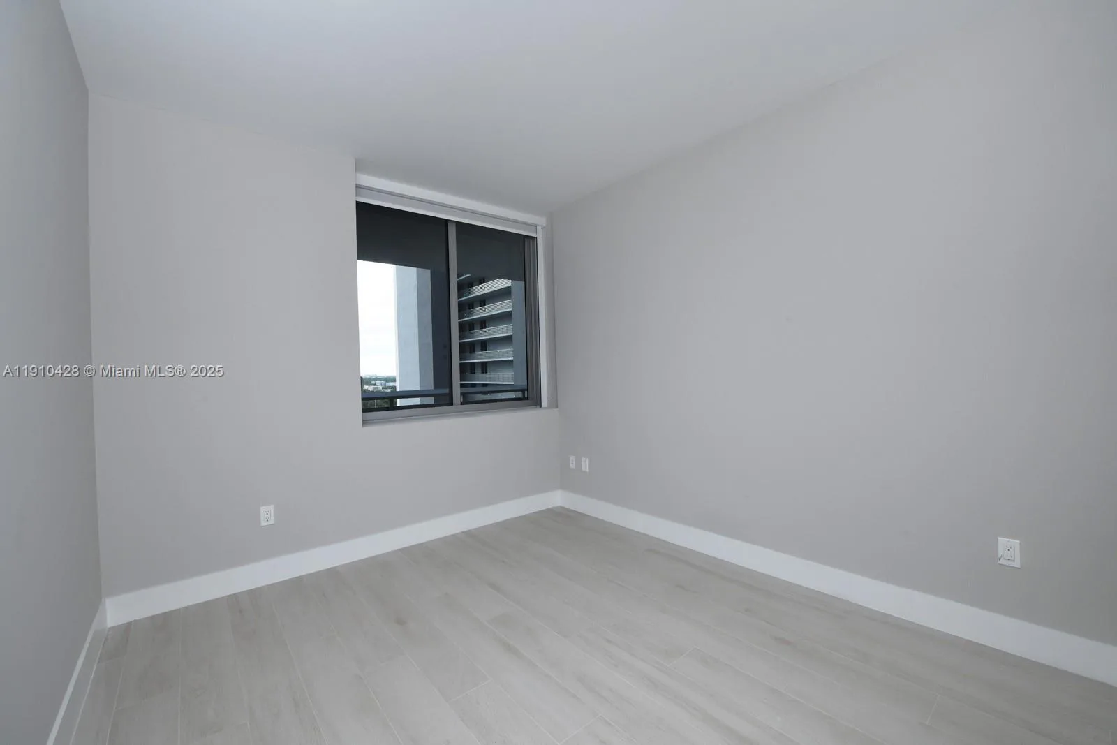 16385 Biscayne Blvd # 1219, North Miami Beach, FL 33160 photo 11