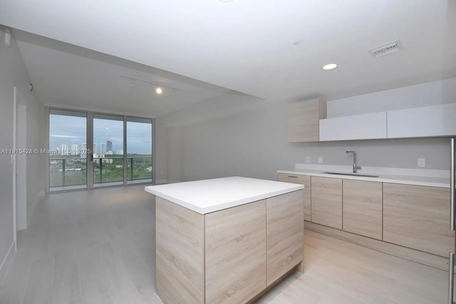 16385 Biscayne Blvd # 1219, North Miami Beach, FL 33160 photo 2
