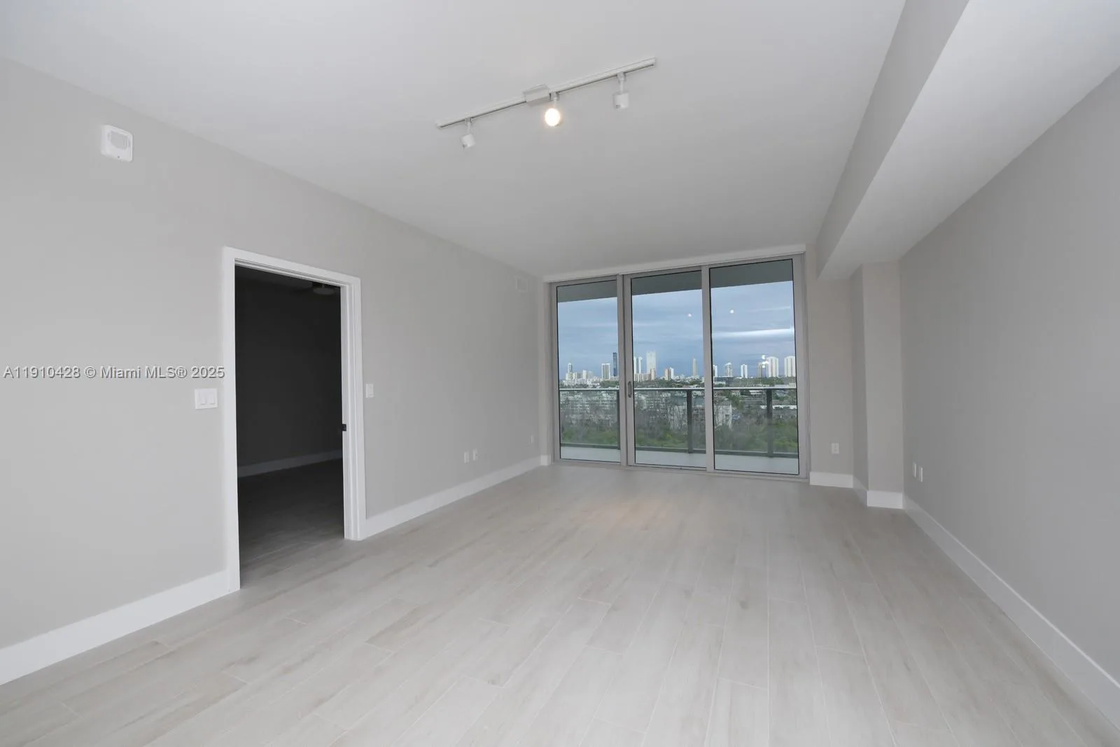 16385 Biscayne Blvd # 1219, North Miami Beach, FL 33160 photo 3