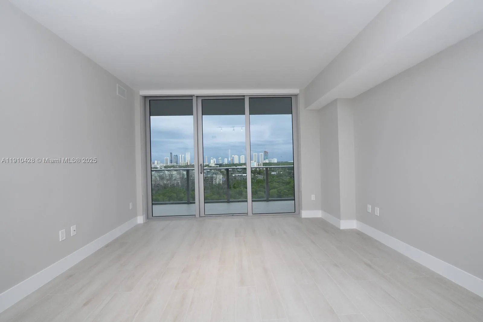 16385 Biscayne Blvd # 1219, North Miami Beach, FL 33160 photo 4