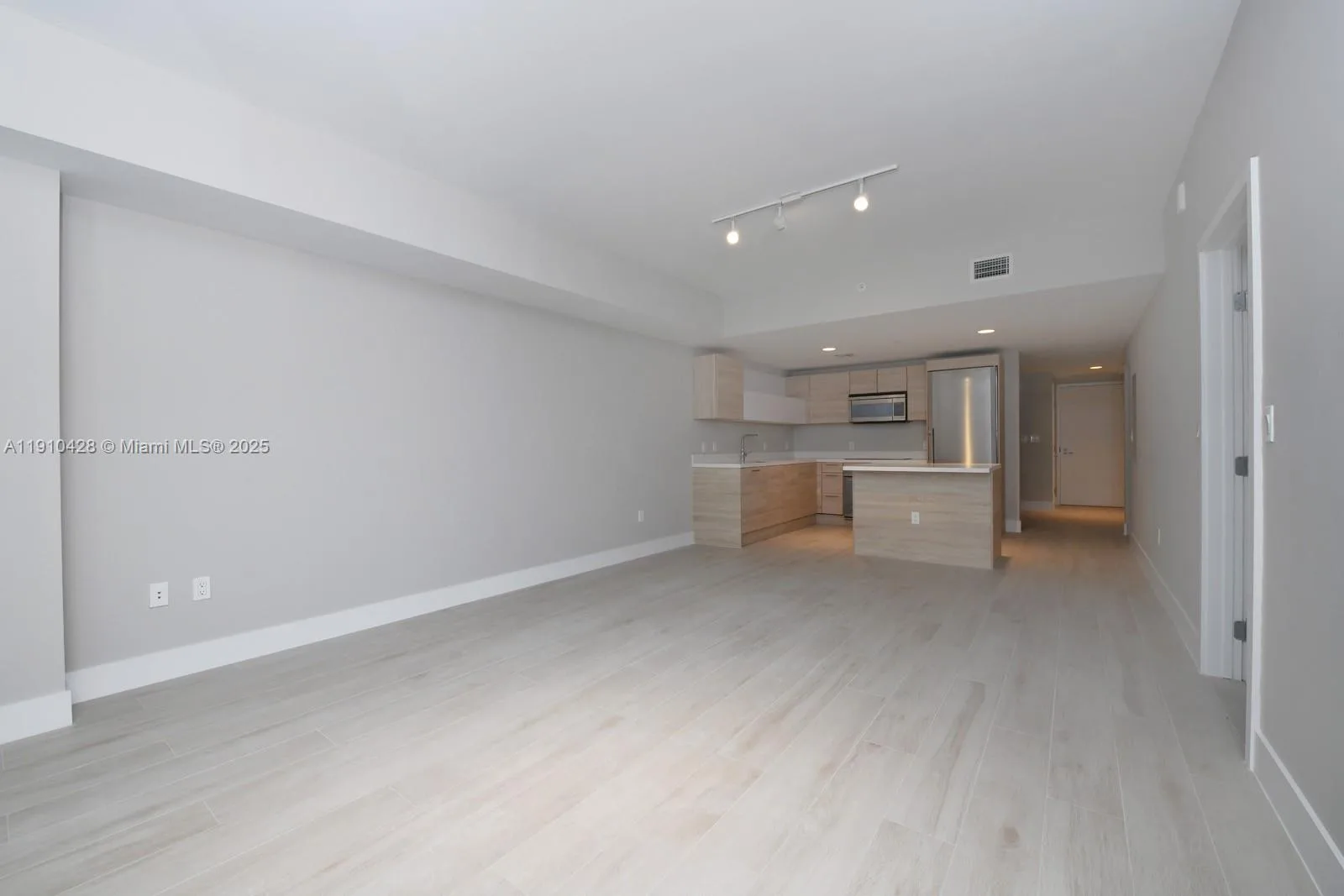 16385 Biscayne Blvd # 1219, North Miami Beach, FL 33160 photo 5