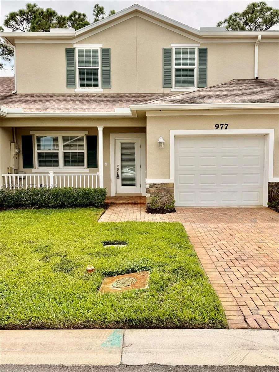 977 NE Trailside Run, Port St. Lucie, FL 34983