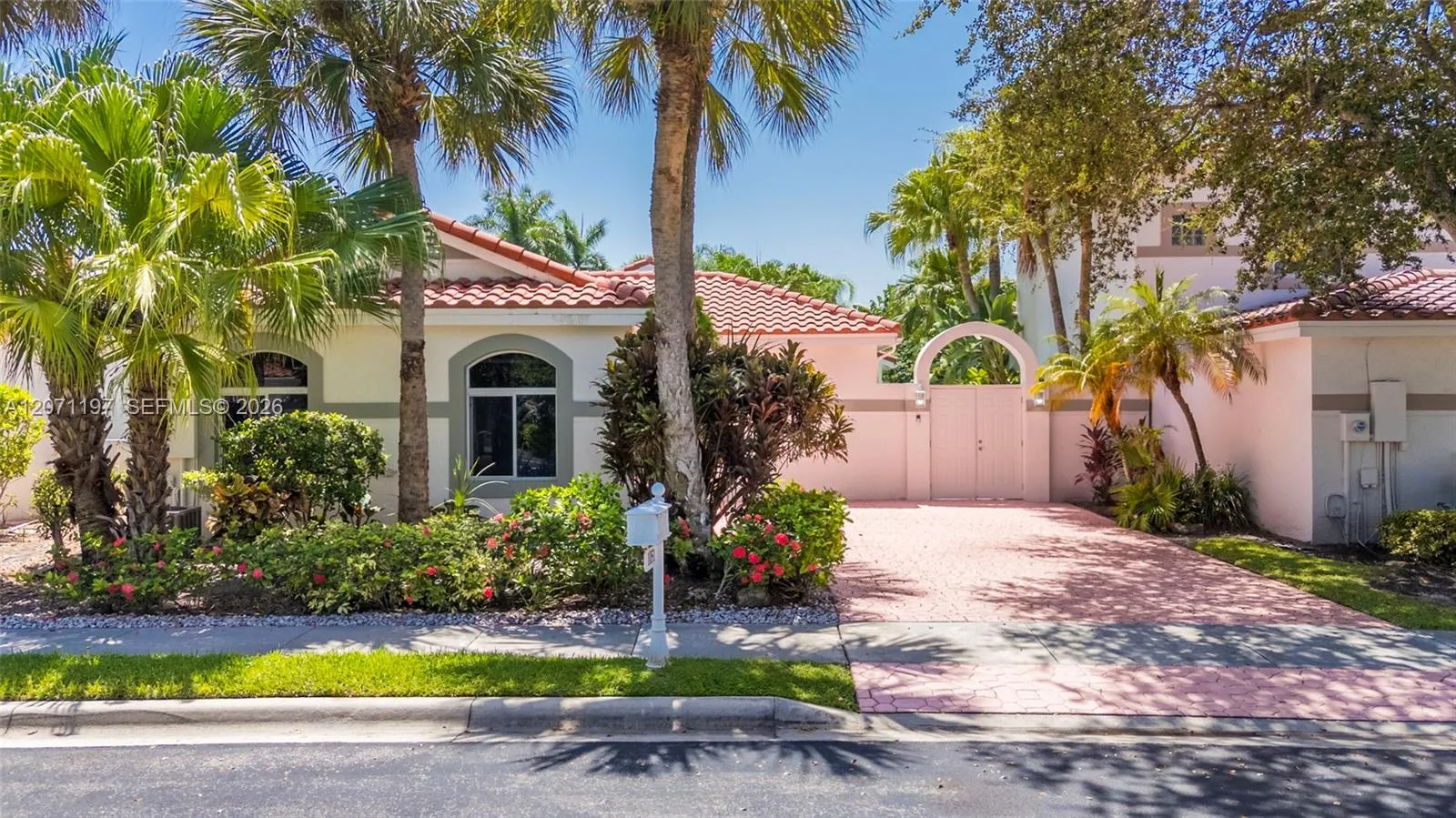1051 Bel Aire Dr W, Pembroke Pines, FL 33027