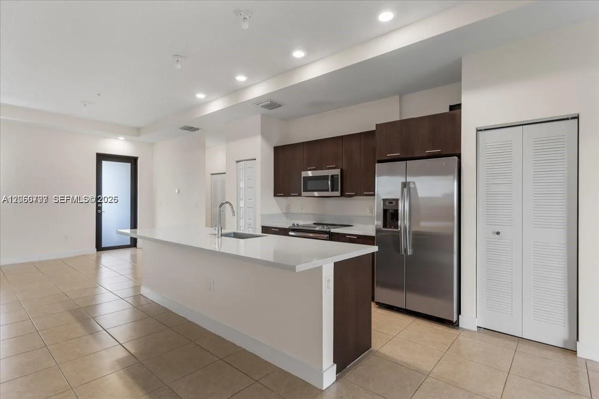 8031 NW 104th Ave # 31, Doral, FL 33178 photo 2
