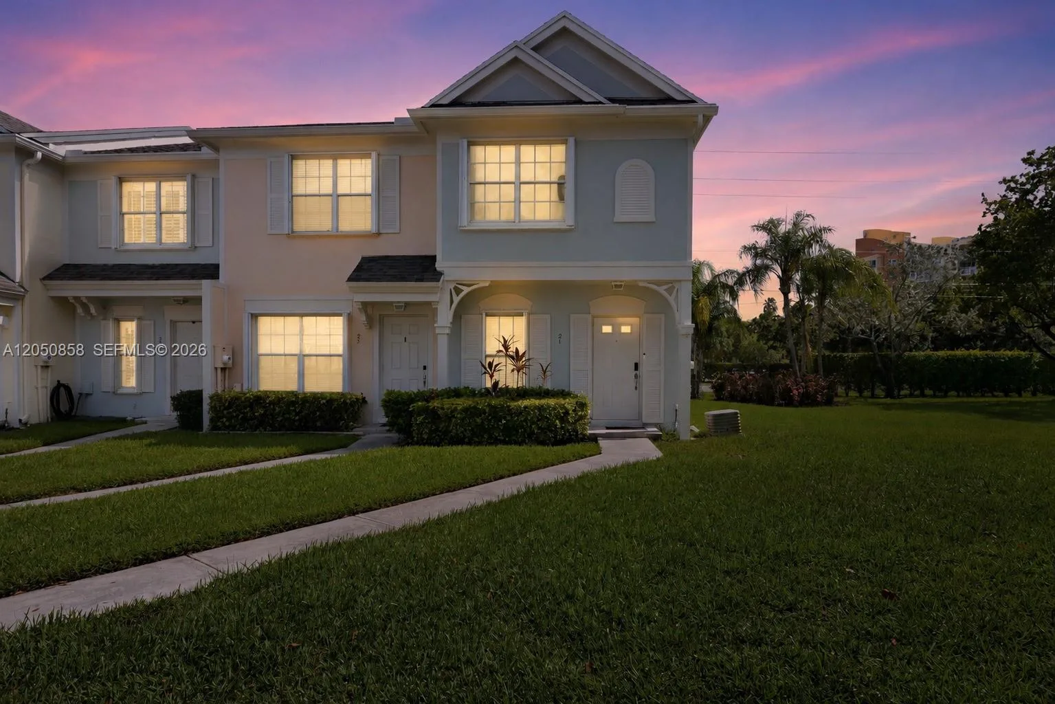 21 Simonton Cir, Weston, FL 33326