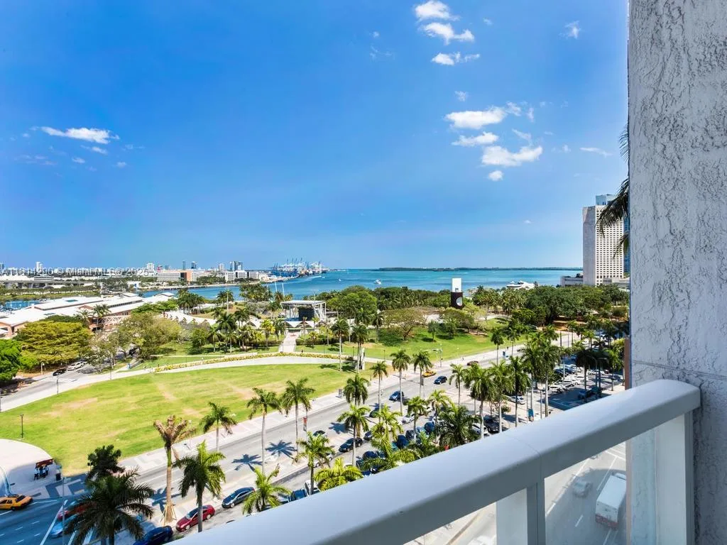 244 Biscayne Blvd # 2002, Miami, FL 33132 photo 2