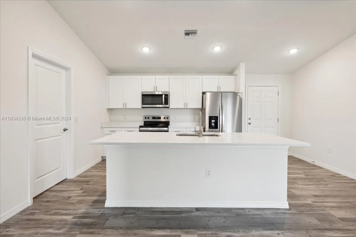 3010 NE 4th PL, Cape Coral, FL 33909 photo 4