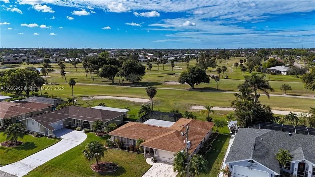 920 SE 4th Pl, Cape Coral, FL 33990 photo 2