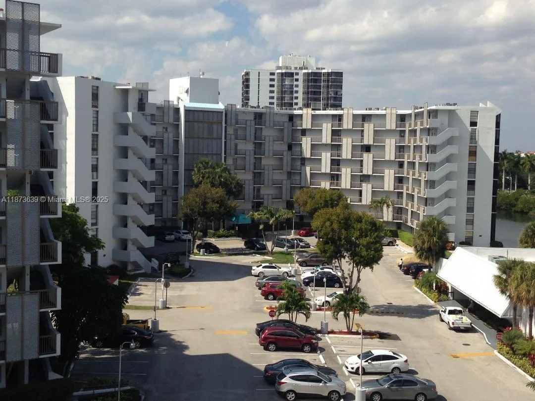 3475 N Country Club Dr # 116, Aventura, FL 33180