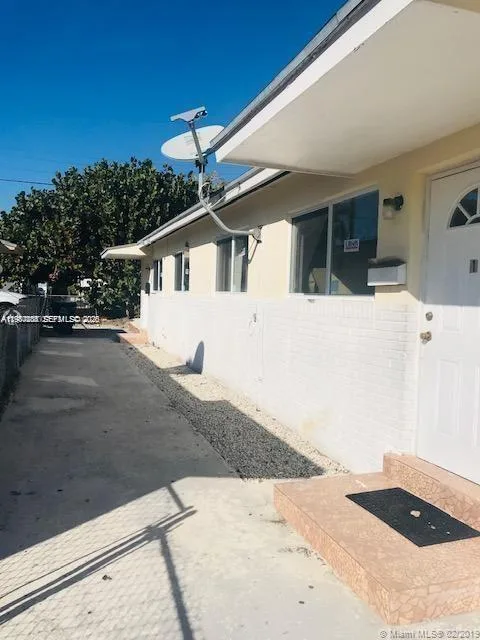 752 NW 3rd Ct, Hallandale Beach, FL 33009 photo 3