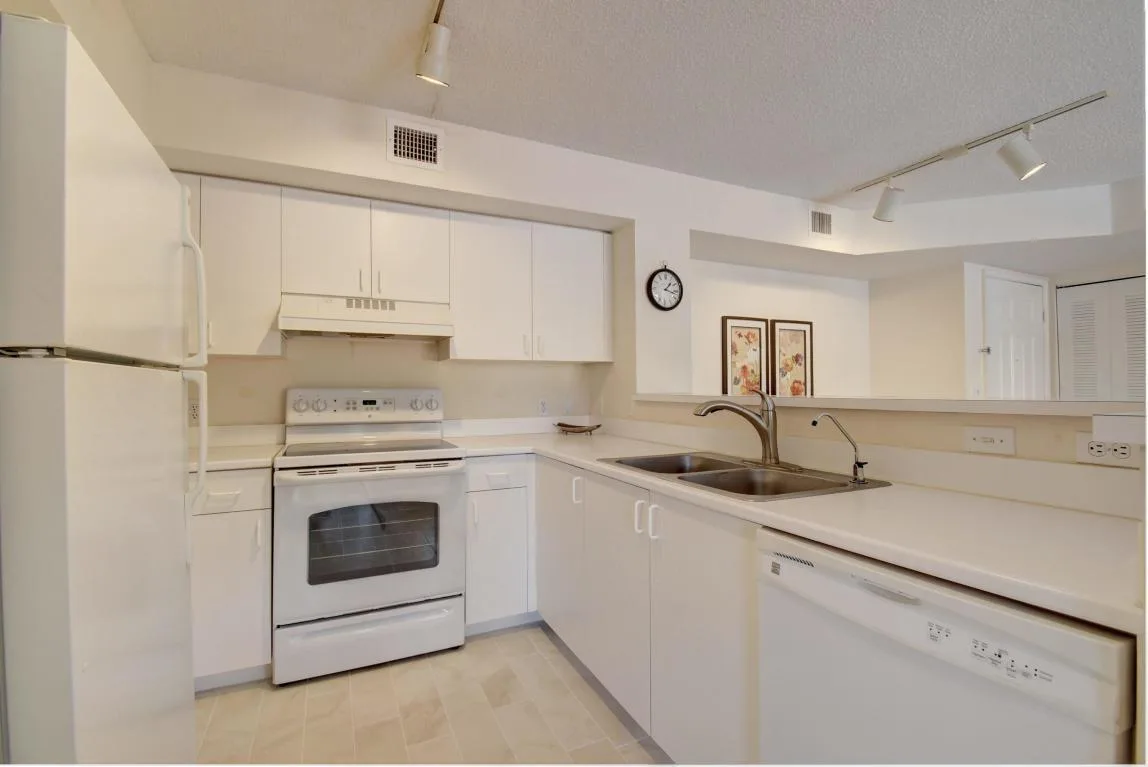 135 Yacht Club Way # 207, Hypoluxo, FL 33462