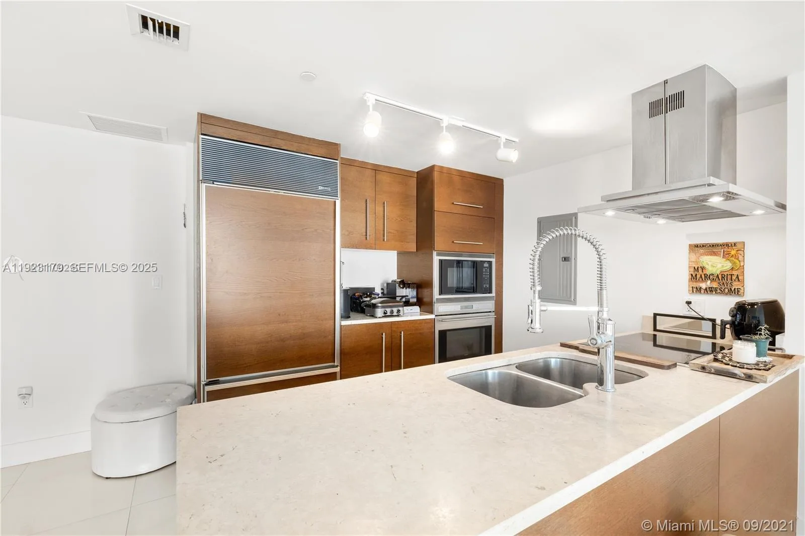495 Brickell Ave # 1002, Miami, FL 33131 photo 2