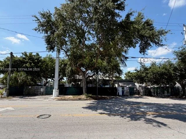 890 E 52nd St, Hialeah, FL 33013