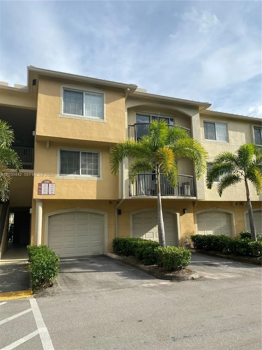300 N Crestwood Ct N # 310, Royal Palm Beach, FL 33411