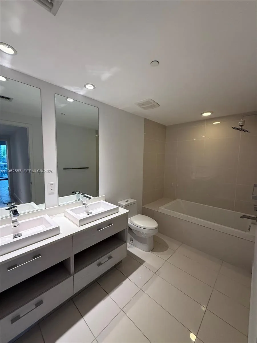 45 SW 9th St # 1004, Miami, FL 33130 photo 9