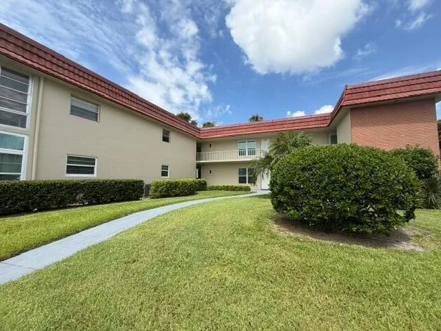 16 Vista Palm Lane # 105, Vero Beach, FL 32962