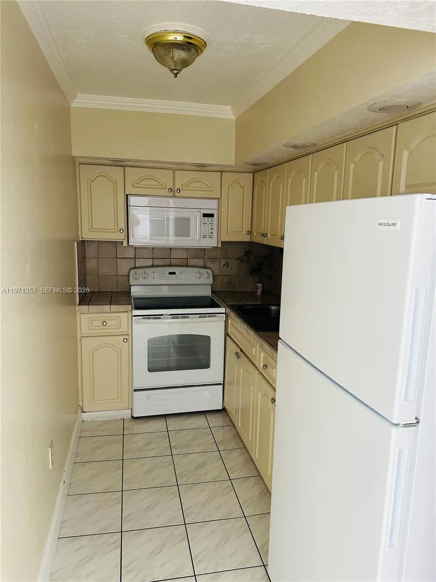 4705 NW 7th St # 206-7, Miami, FL 33126 photo 9