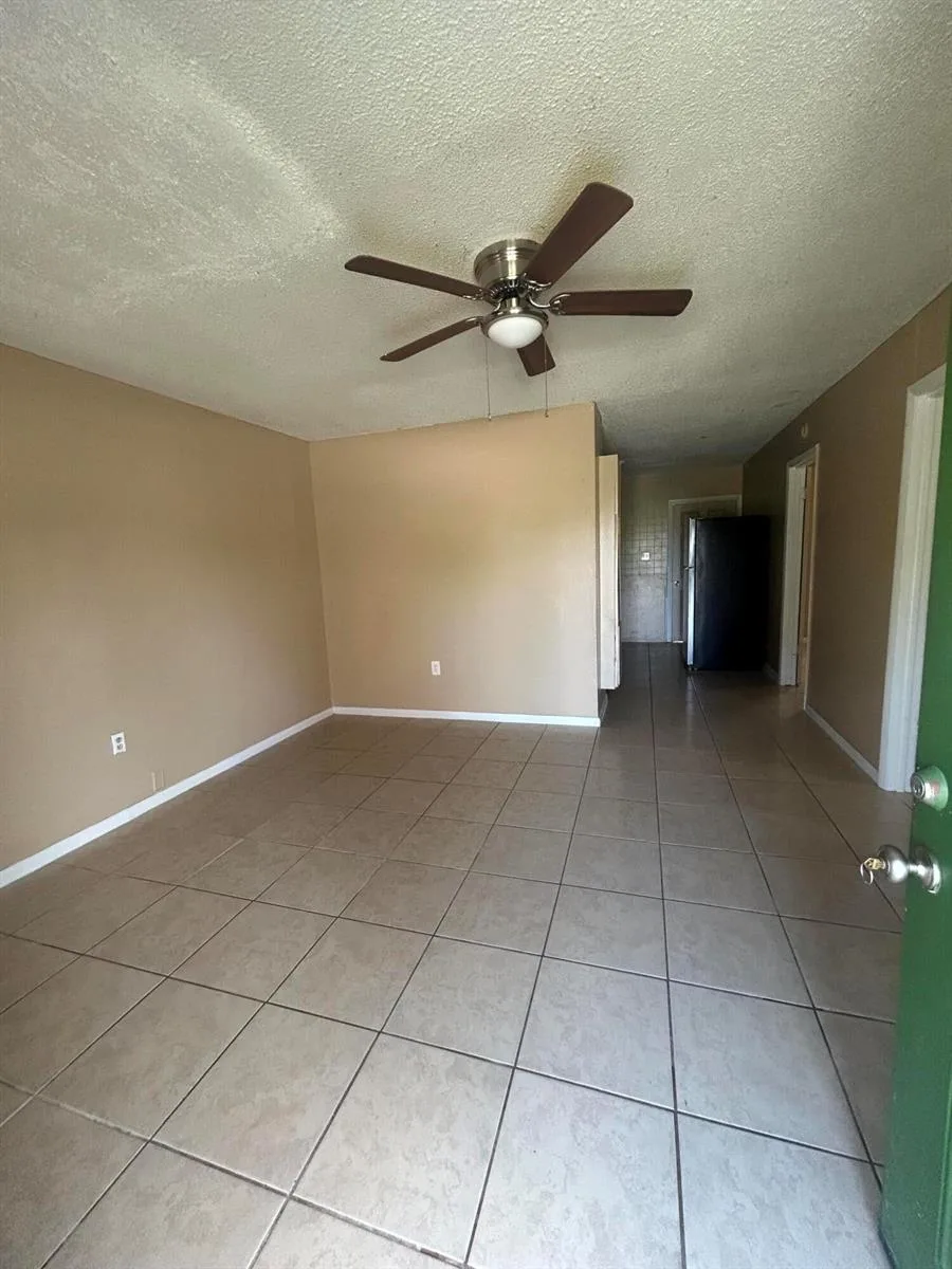 8657 64th Court, Vero Beach, FL 32967 photo 2