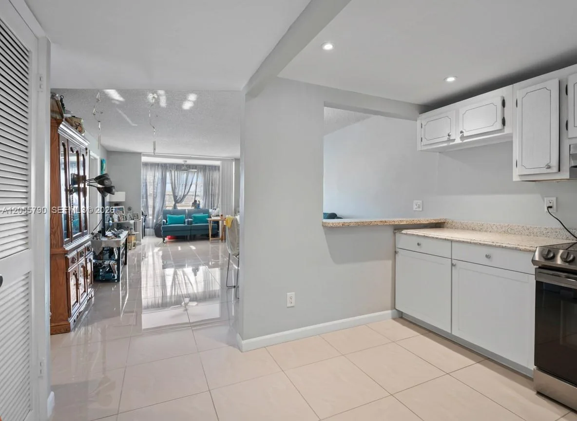 8600 Sunrise Lakes Blvd # 201, Sunrise, FL 33322 photo 2