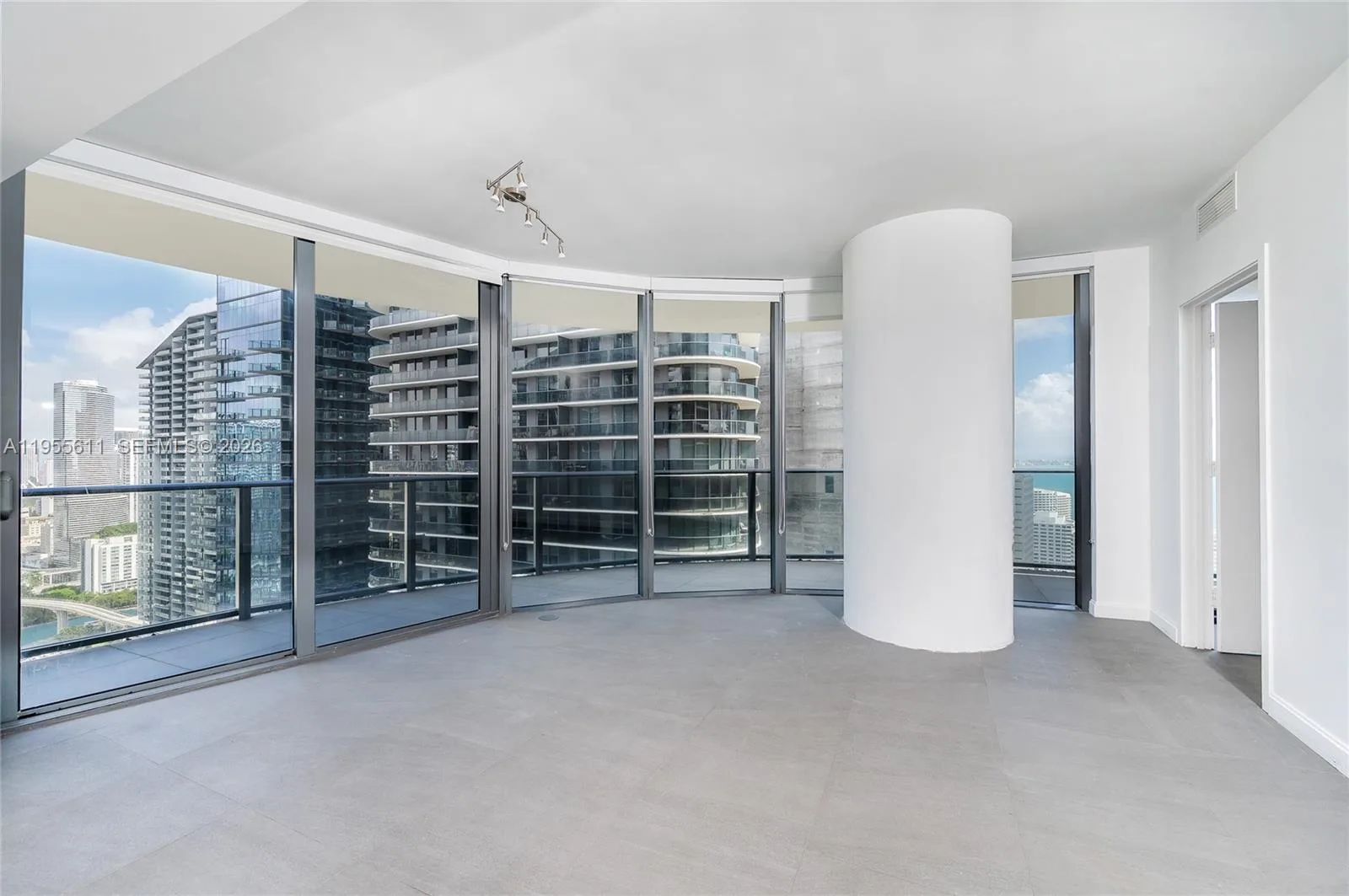 45 SW 9th St # 3401, Miami, FL 33130 photo 2