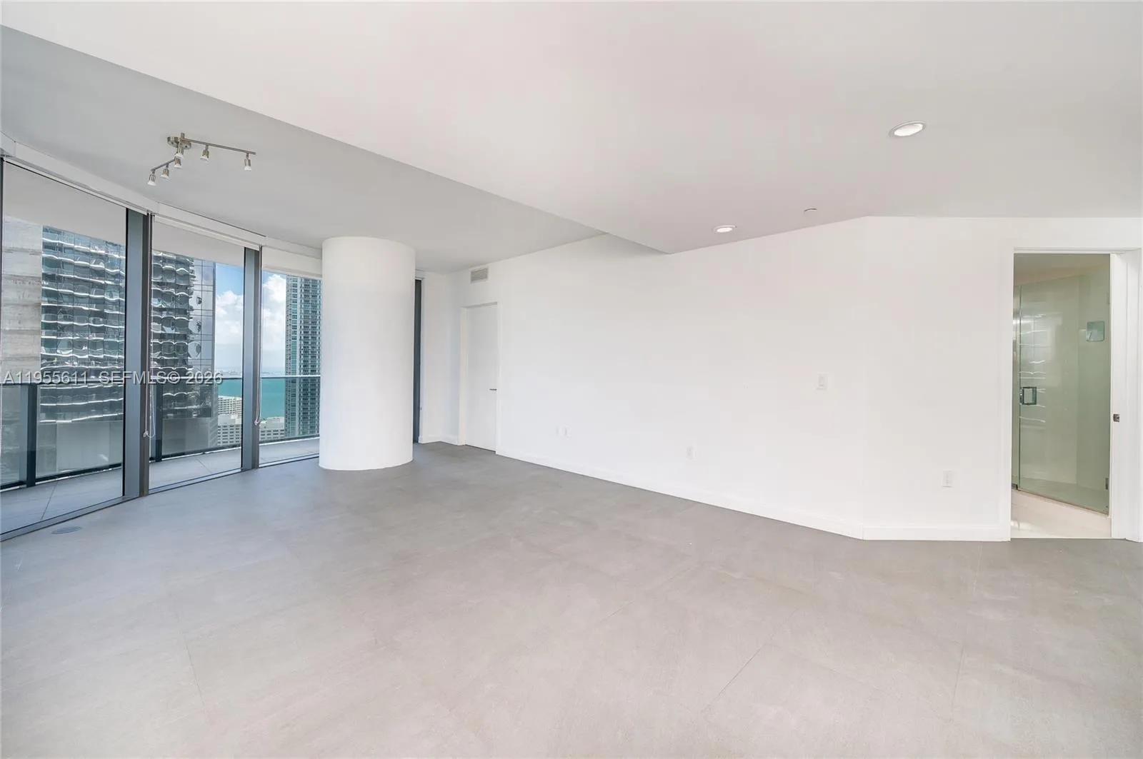 45 SW 9th St # 3401, Miami, FL 33130 photo 3