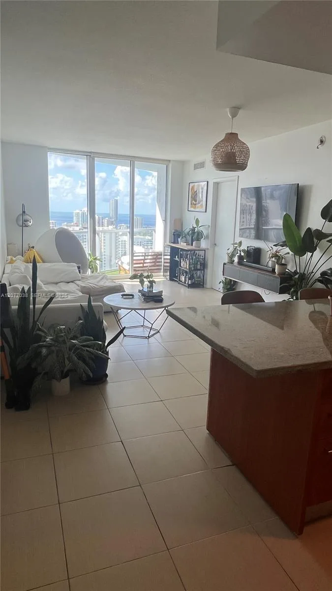 185 SW 7th St # 3702, Miami, FL 33130 photo 3