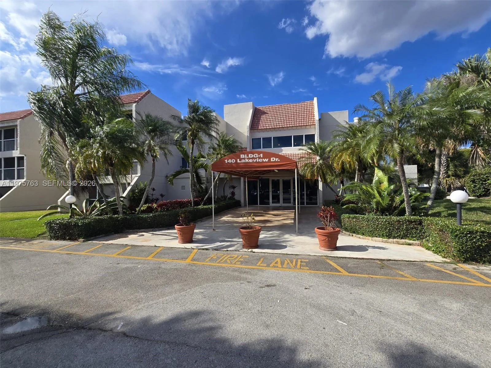 140 Lakeview Dr # 111, Weston, FL 33326
