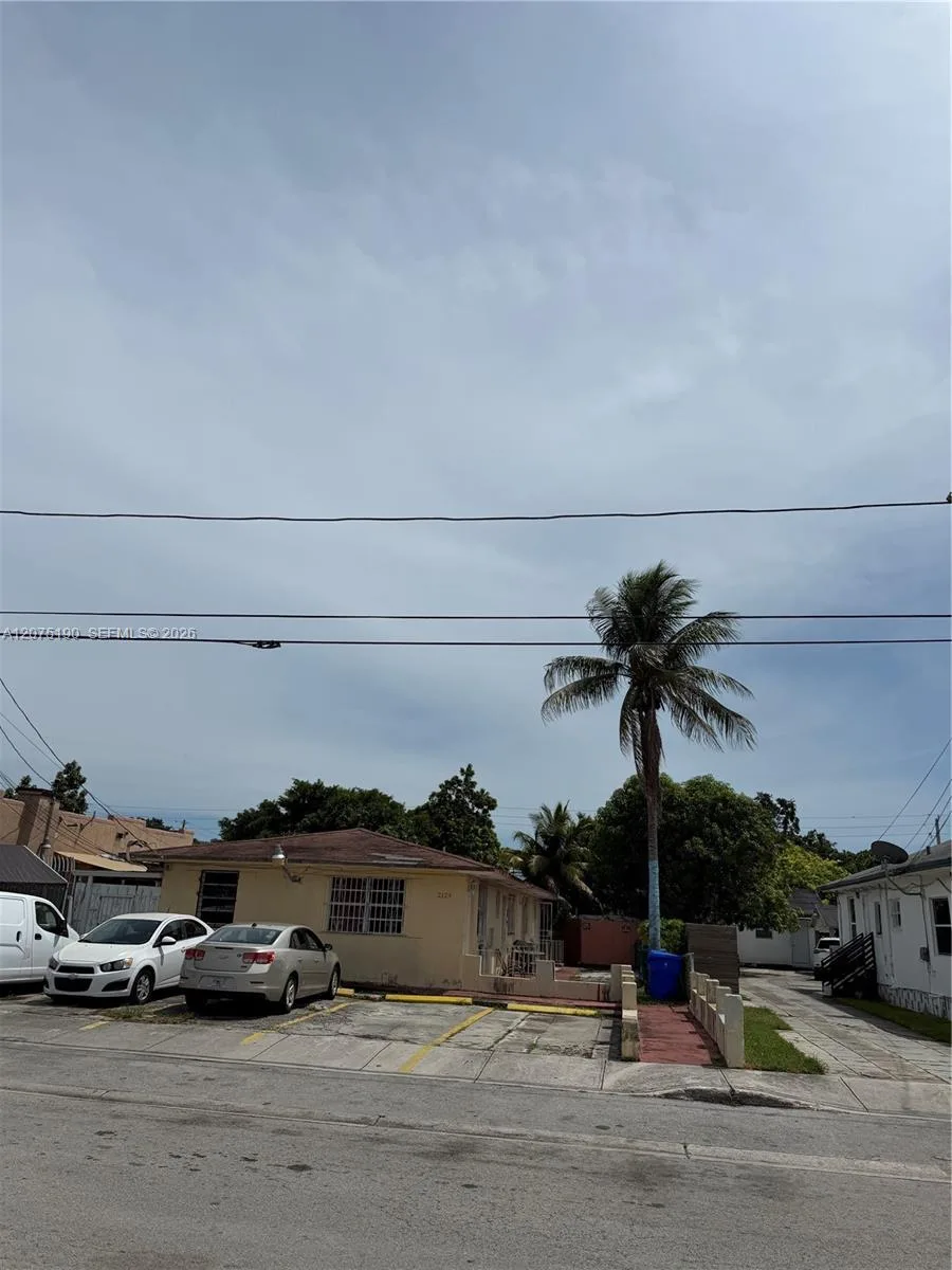 2124 NW 27th St, Miami, FL 33142