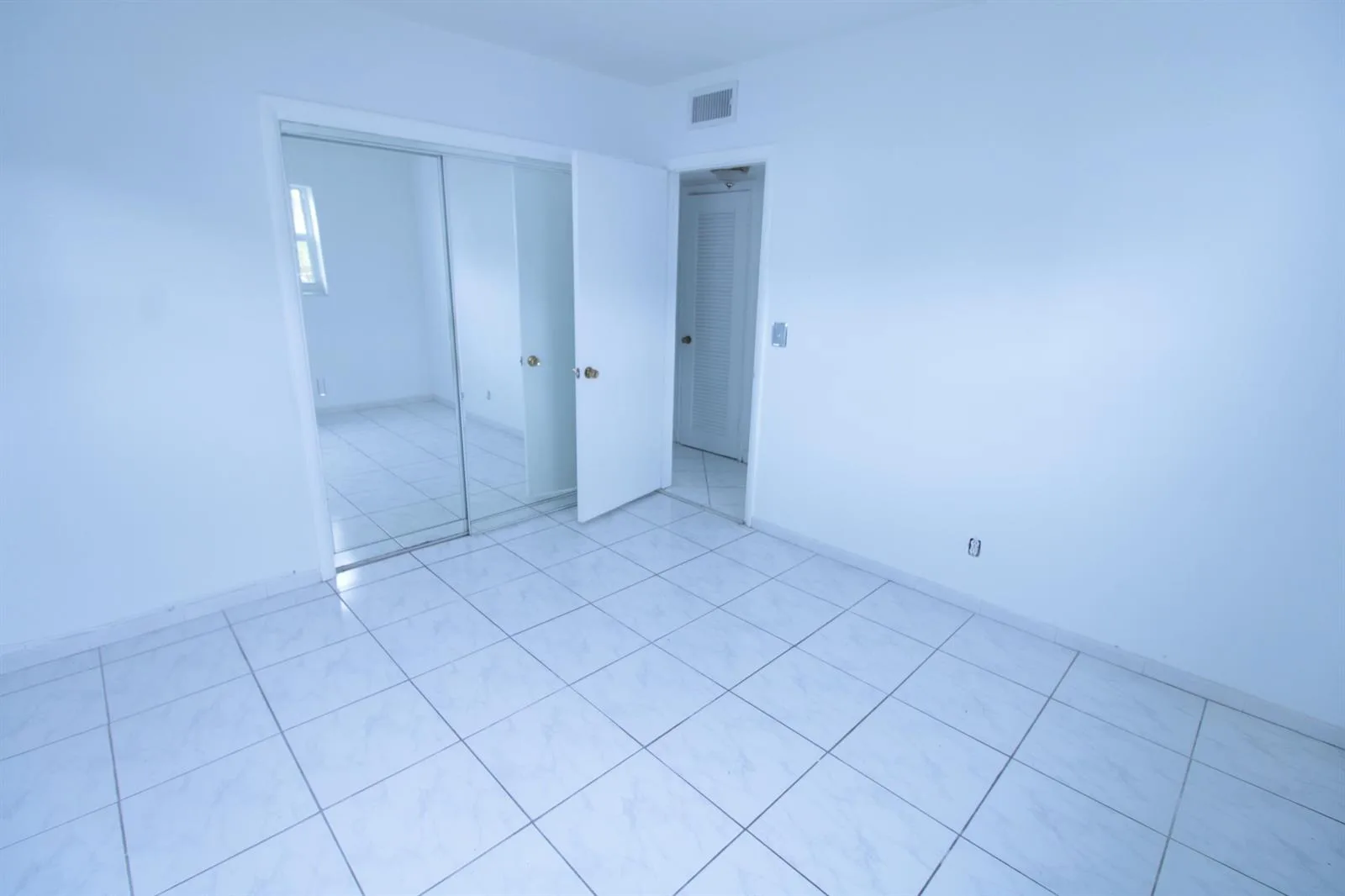 465 Paradise Isle Boulevard # 110, Hallandale Beach, FL 33009 photo 9