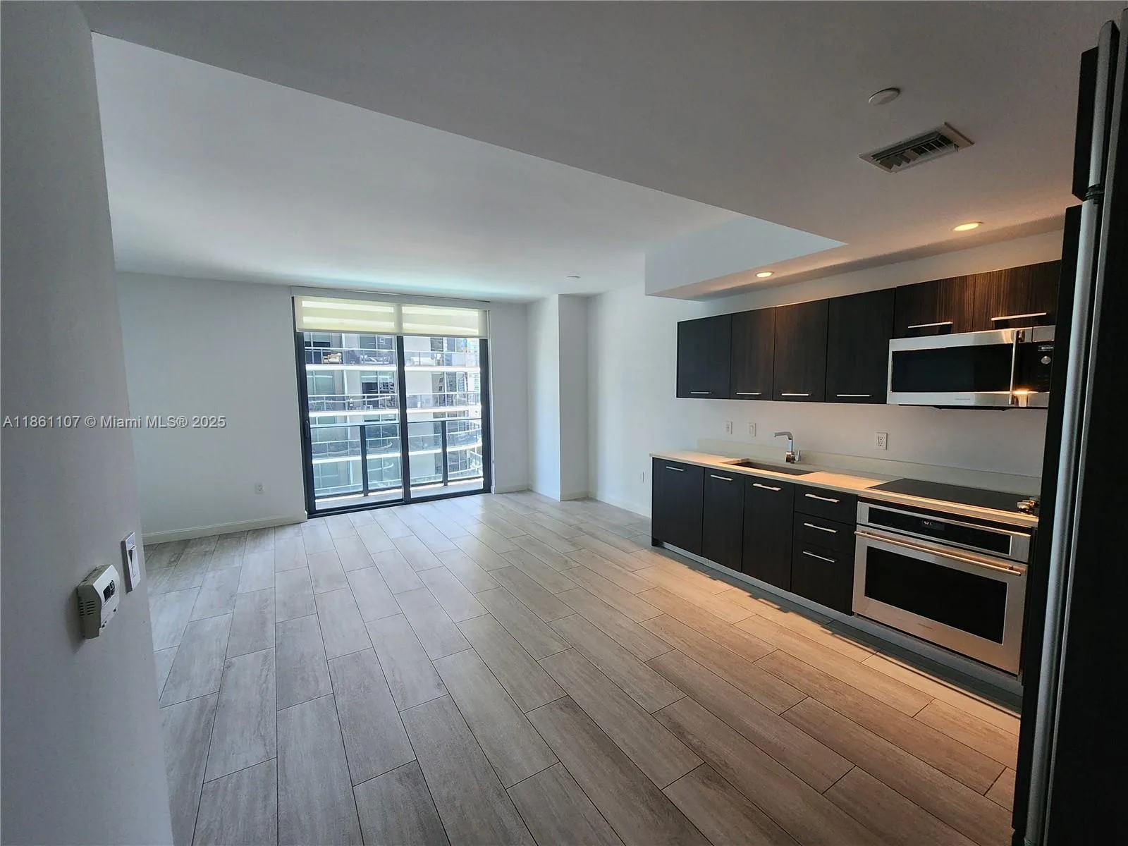 55 SW 9th St # 1402, Miami, FL 33130 photo 3