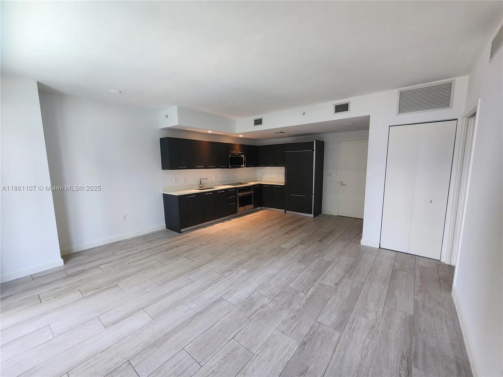 55 SW 9th St # 1402, Miami, FL 33130 photo 5