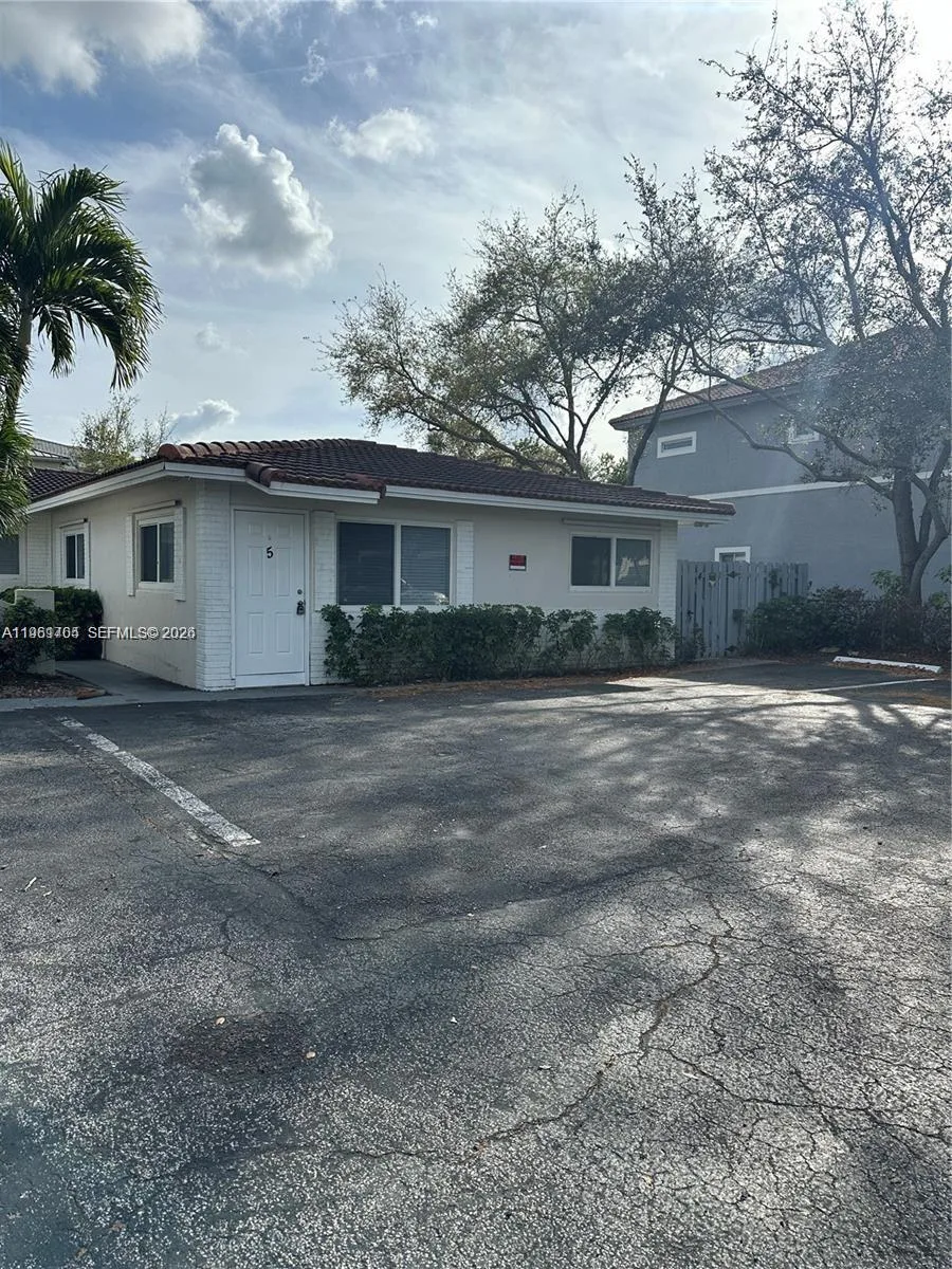 8704 NW 38th Dr, Coral Springs, FL 33065 photo 2