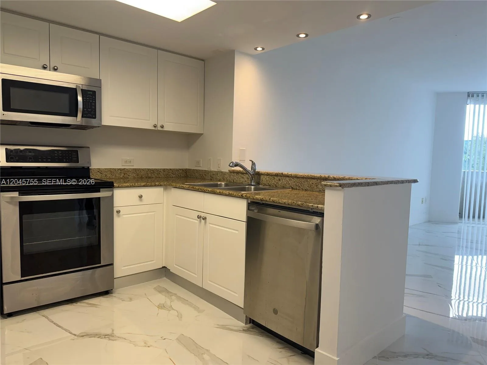 19501 W Country Club Dr # 406, Aventura, FL 33180 photo 3