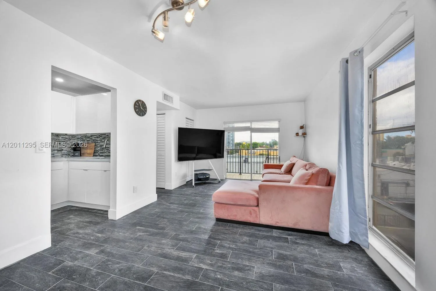 1051 SW 1st St # 401, Miami, FL 33130 photo 2
