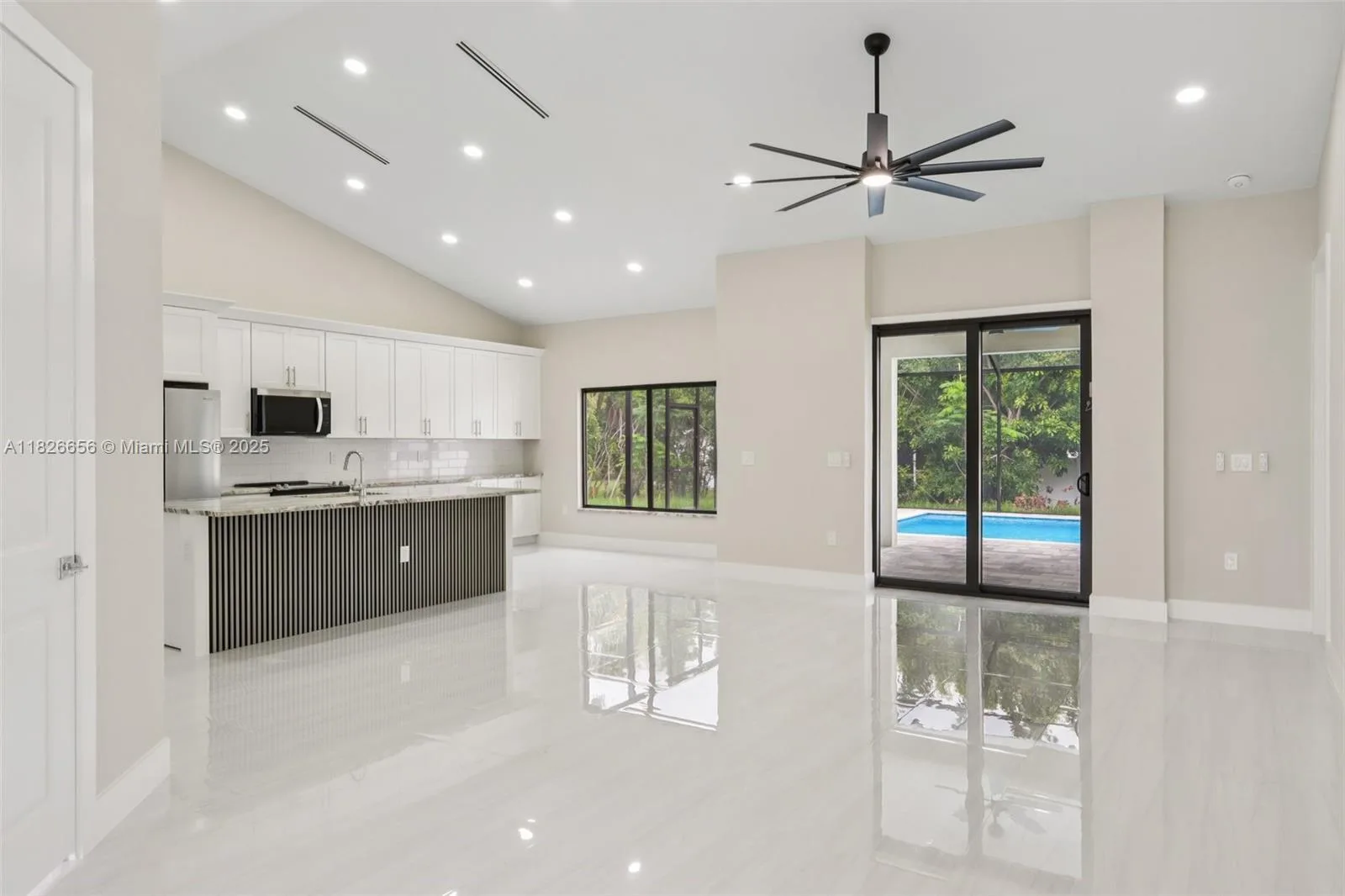 2933 SE Santa Barbara Pl, Cape Coral, FL 33904 photo 3