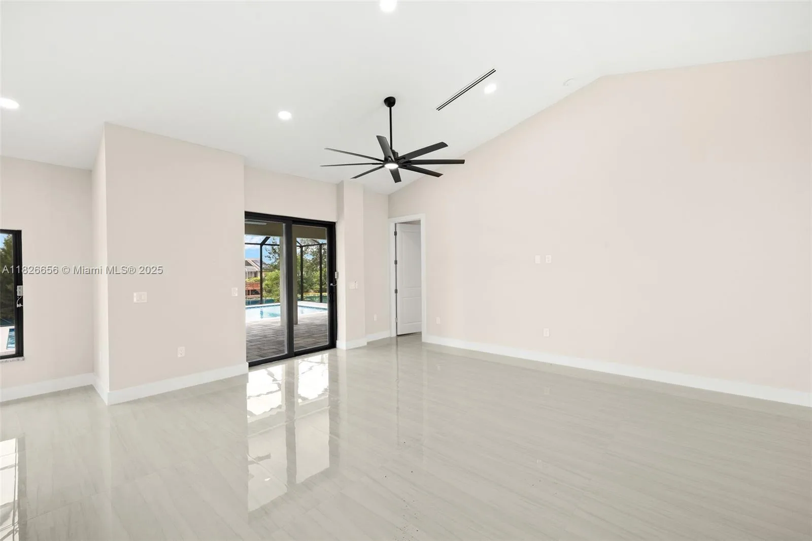 2933 SE Santa Barbara Pl, Cape Coral, FL 33904 photo 4