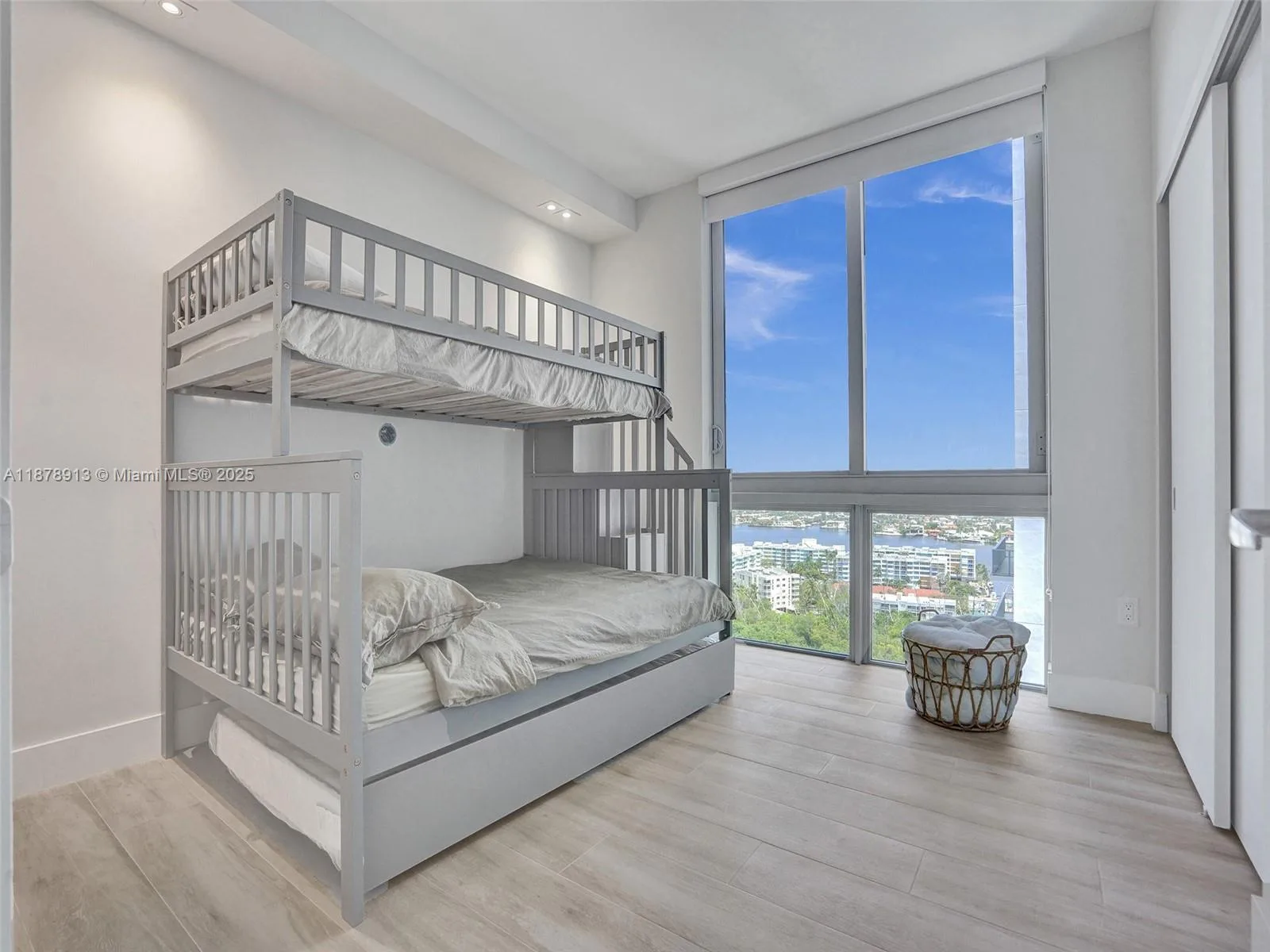 16385 Biscayne Blvd # 2107, North Miami Beach, FL 33160 photo 4